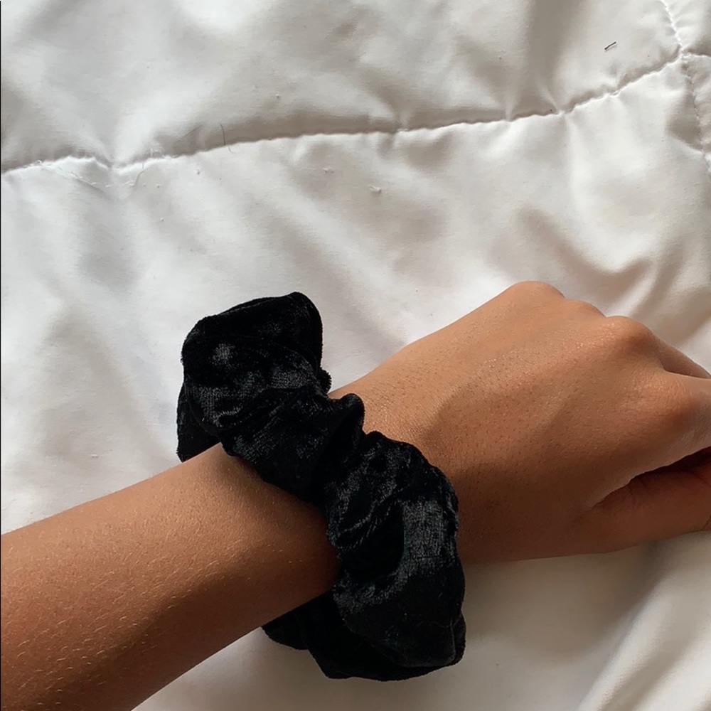 BLACK VELVET SCRUNCHIE